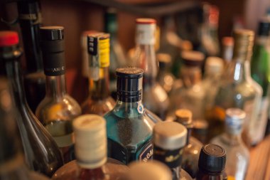 alkol bir barda şişe