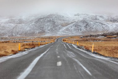 İzlanda 'da kış: Dağlara giden boş yol 