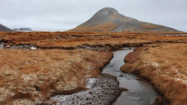 Zima Islandii Mała Rzeka Przepływająca Między Polami Lawy — Zdjęcie stockowe