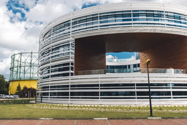 Polonya Daki Gdansk Tersanesi Nin Yenilenmiş Bölgesinde Yuvarlak Modern Ofis — Stok fotoğraf