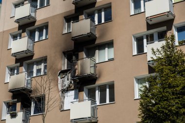 70 'lerden itibaren Gdynia, Polonya' da çıkan yangından sonra apartmanın camları yandı.