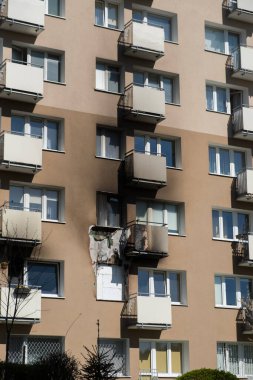 70 'lerden itibaren Gdynia, Polonya' da çıkan yangından sonra apartmanın camları yandı.
