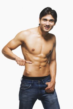 adam yukarı işareti gösteriliyor