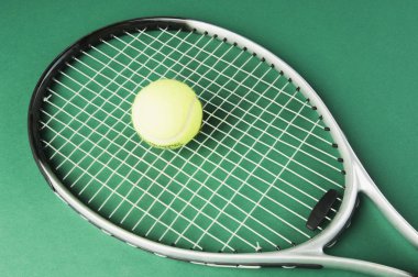 Tenis raketi, tenis topu ile