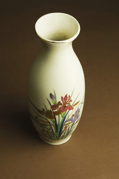 Vaso su sfondo marrone — Foto Stock