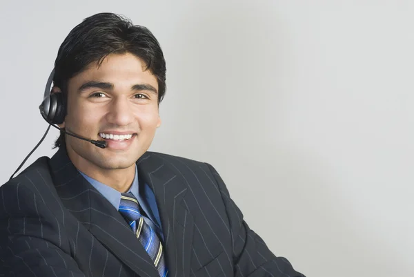 Representante de atendimento ao cliente usando um fone de ouvido — Fotografia de Stock