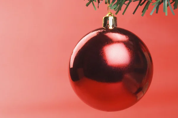 Red Bauble pendurado em uma árvore de Natal — Fotografia de Stock