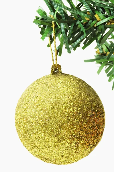 Bauble dourado pendurado em uma árvore de Natal — Fotografia de Stock