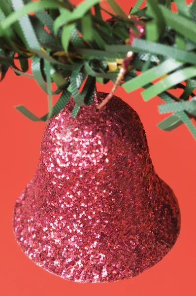 Rode christmas bell opknoping op een kerstboom — Stockfoto