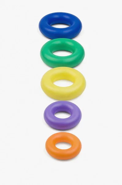 Multi-barevné, stohovatelné kroužky v řadě — Stock fotografie