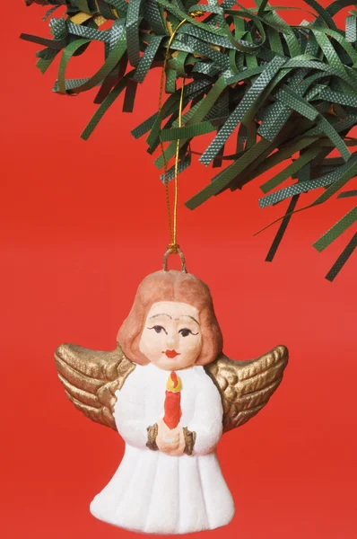 Figura de ángel de Navidad colgando de un árbol de Navidad — Foto de Stock