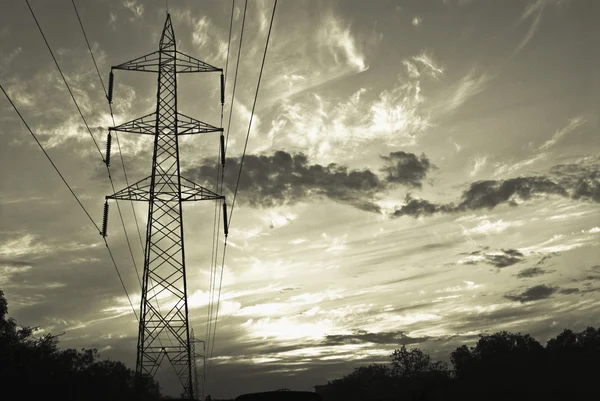 Bulutların üzerinde bir elektrik pilon — Stok fotoğraf