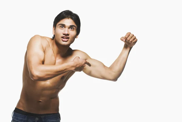 Portrait of a man showing his biceps — Stock Photo, Image