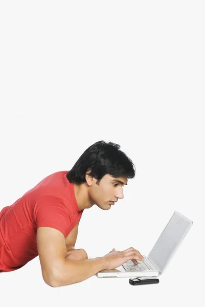 Homme travaillant sur un ordinateur portable — Photo