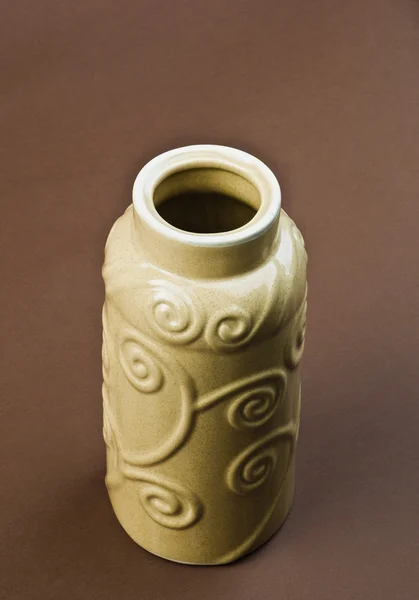 Vase auf braunem Hintergrund — Stockfoto