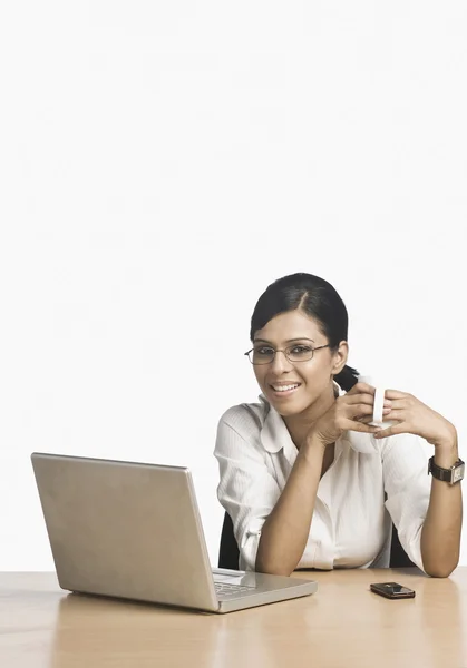 Empresario trabajando en un portátil — Foto de Stock