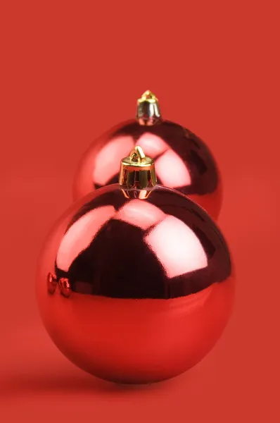 Twee rode kerstballen in een rij — Stockfoto