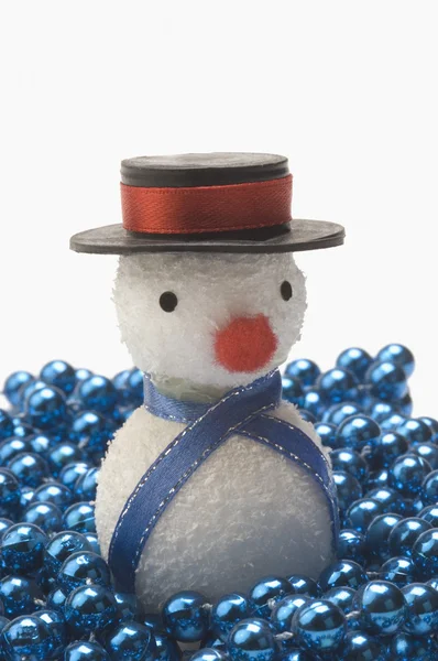 Schneemann an einer Schnur blauer Perlen — Stockfoto