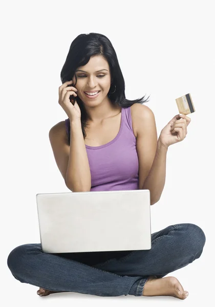 Frau kauft online ein und telefoniert mit dem Handy — Stockfoto