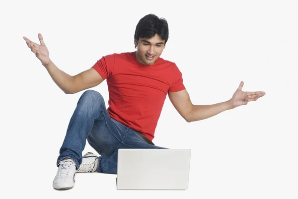 Man looking at a laptop and surprised — Stock Photo, Image