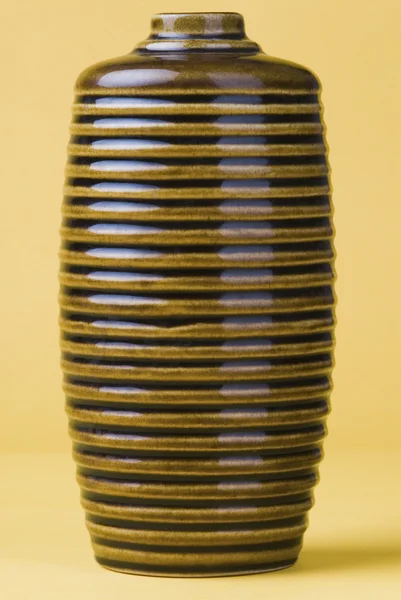Vase auf gelbem Hintergrund — Stockfoto