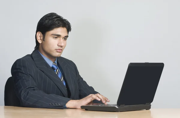 Zakenman werkt aan een laptop — Stockfoto