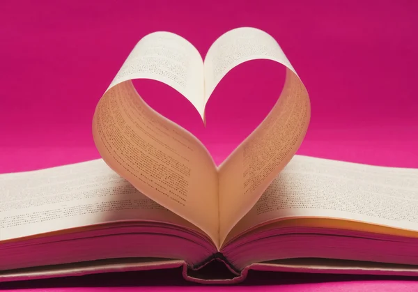 Páginas de um livro fazendo uma forma de coração — Fotografia de Stock