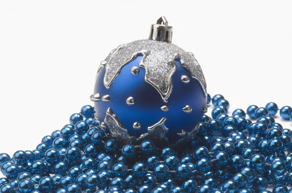 Blaue Christbaumkugel auf einer Kette blauer Perlen — Stockfoto