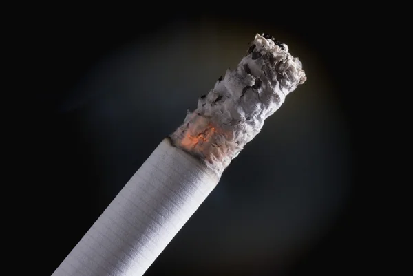 Close-up de um cigarro ardente — Fotografia de Stock