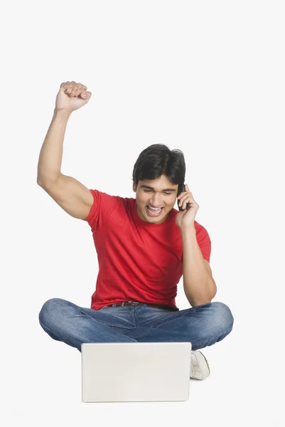 Man talking on a mobile phone — Stock Photo, Image