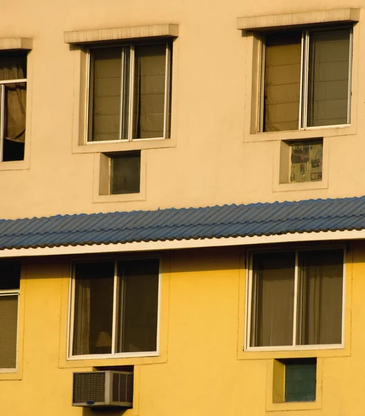 Windows of an apartment building, Gurgaon — Stock Photo, Image