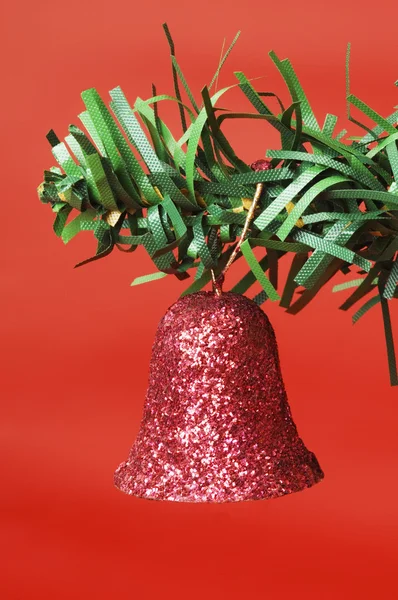 Campana roja de Navidad colgando de un árbol de Navidad —  Fotos de Stock