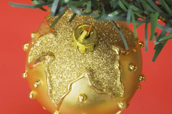 Bir Noel ağacına asılı altın biblo — Stok fotoğraf
