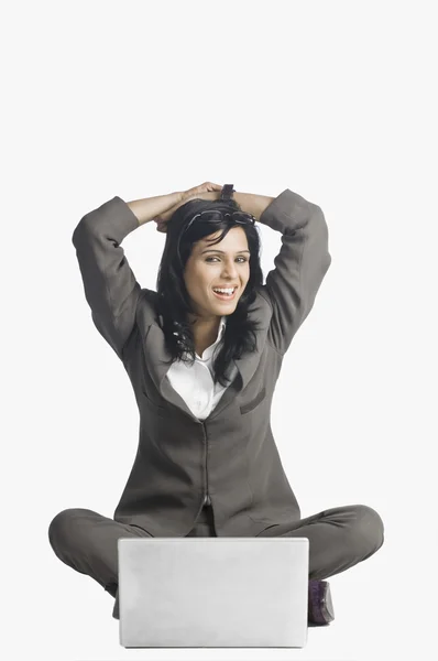 Woman smiling in front of a laptop — Stock Photo, Image