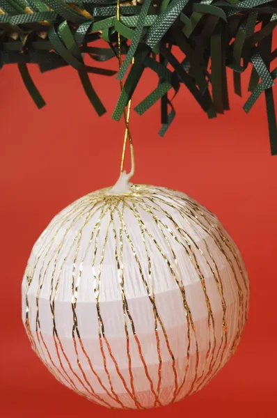 Bauble bianco appeso su un albero di Natale — Foto Stock