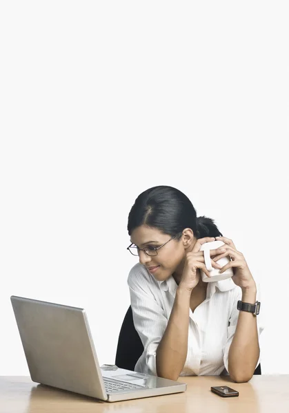 Donna d'affari che lavora su un computer portatile e beve caffè — Foto Stock