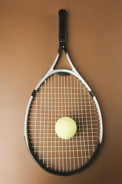 Tennisracket med en tennisboll — Stockfoto