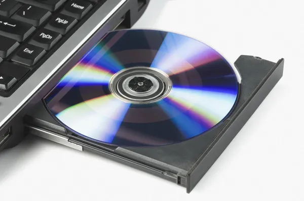 Laptop mata ut en dvd — Stockfoto