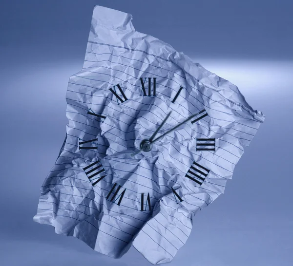 Reloj Cara dibujada sobre un papel arrugado — Foto de Stock