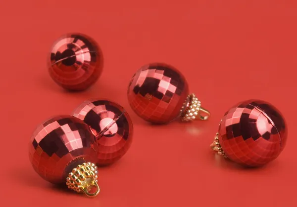 Vijf rode kerstballen — Stockfoto