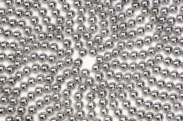 Kreisförmiges Muster einer Kette aus Silberperlen — Stockfoto