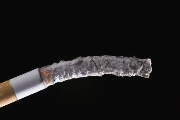 Primer plano de un cigarrillo con ceniza —  Fotos de Stock