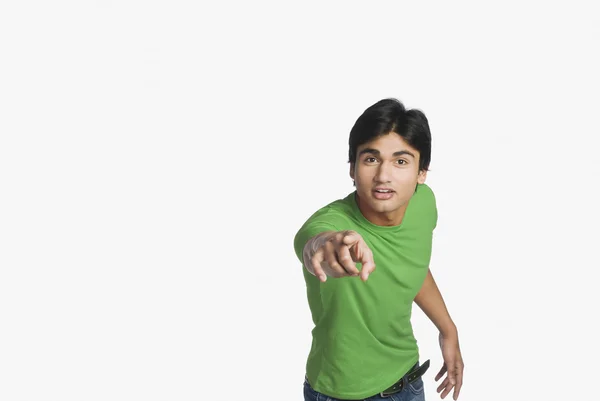 Retrato de un hombre apuntando hacia adelante — Foto de Stock