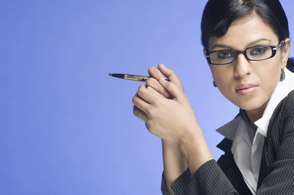 Businesswoman holding pen — Stock Photo, Image