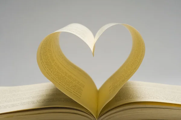 Seiten eines Buches, die eine Herzform formen — Stockfoto