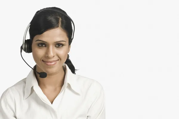 Representante de atendimento ao cliente feminino sorrindo — Fotografia de Stock