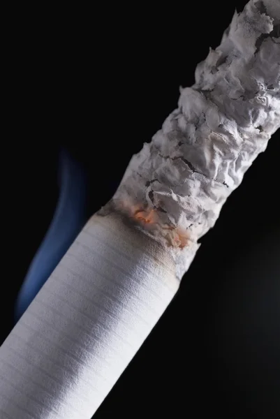 Primer plano de un cigarrillo con ceniza — Foto de Stock