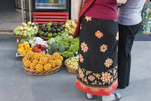 Customers standing at a market stall — Stock Photo, Image