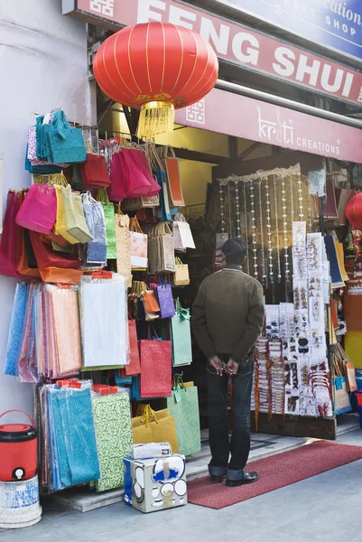 Man in a street market — Stock Photo, Image