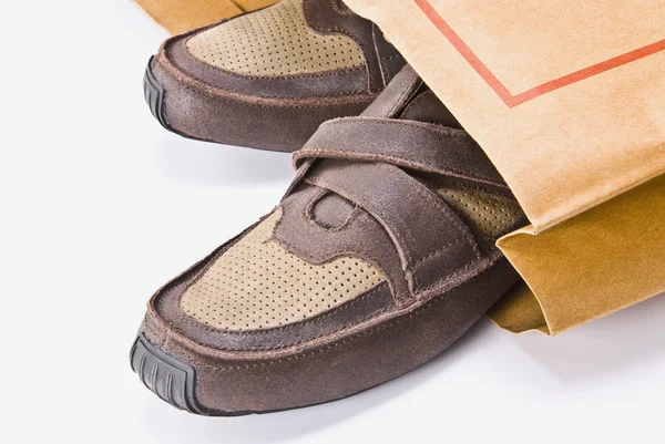 Paar schoenen in een boodschappentas — Stockfoto